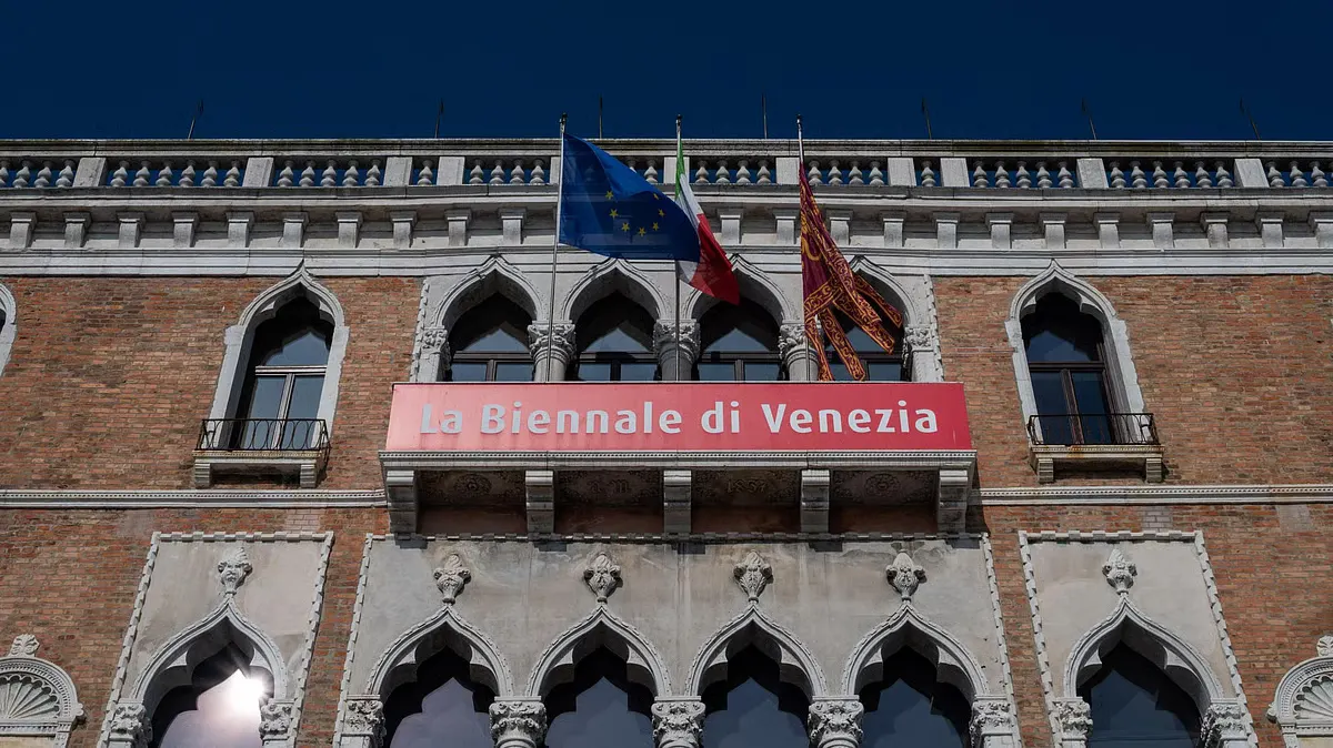 Еврокомиссия прекратила выделение гранта в 2 млн евро Венецианской биеннале современного искусства, выразив политическое несогласие с участием официального российского павильона. На фоне решения ЕС продолжаются акции протеста и кампании против участия России в биеннале.