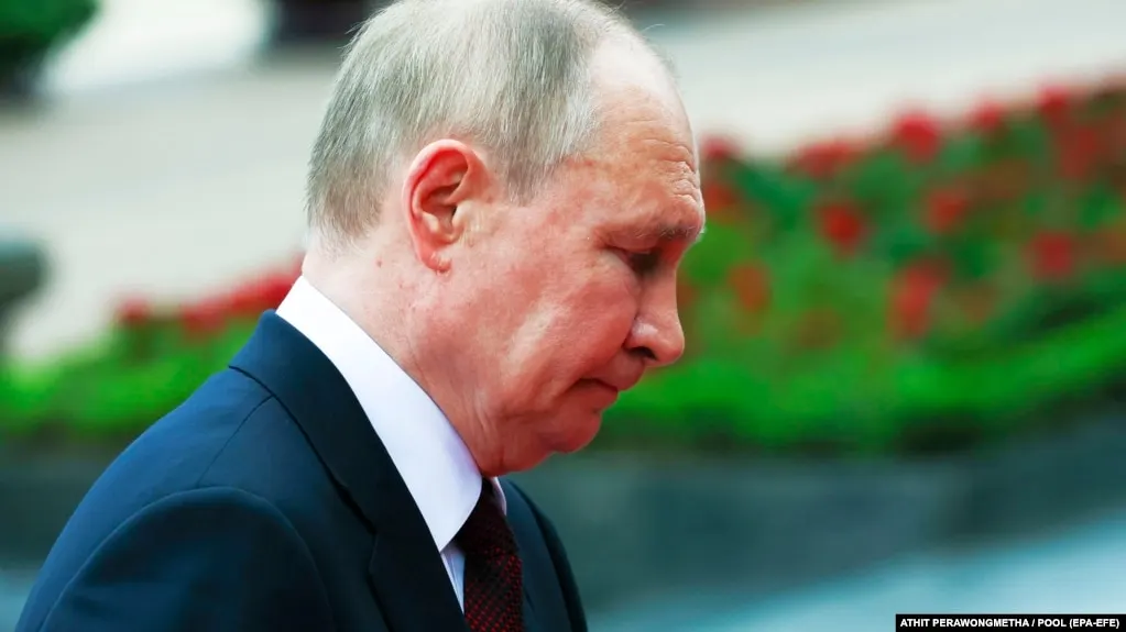 Семь недель подряд в опросах ВЦИОМ падает уровень одобрения деятельности Владимира Путина и доверия к нему; схожую низкую динамику подтверждают и данные ФОМ.