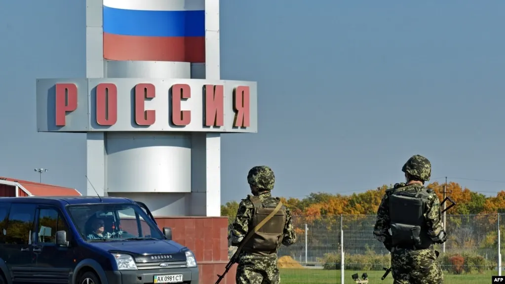 МВД России подготовило законопроект, который позволит не выдавать иностранным государствам людей, получивших в стране любой вид убежища, даже если они разыскиваются за рубежом по уголовным делам. Новые правила могут затронуть, в том числе, иностранцев, связанных с российскими спецслужбами, а также пророссийских активистов из других стран.