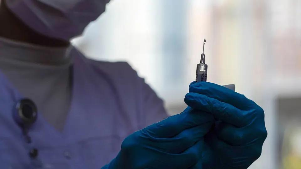 В России разрабатывают генотерапевтический препарат, который должен замедлять старение клеток за счёт блокировки гена RAGE. Проект ведётся в рамках нацпроекта «Новые технологии сбережения здоровья» с бюджетом свыше 2 трлн рублей и уже представлен как одно из ключевых направлений борьбы с возрастными изменениями организма.