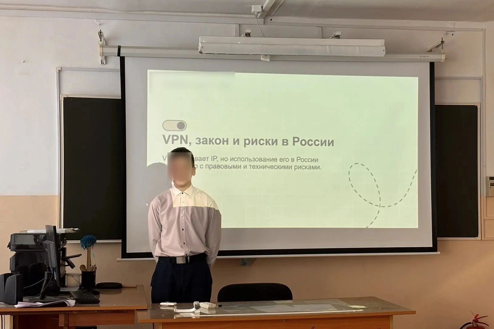 В учебных заведениях разных регионов России ввели уроки и тематические беседы о рисках использования VPN, утечке персональных данных и юридических последствиях онлайн-активности.