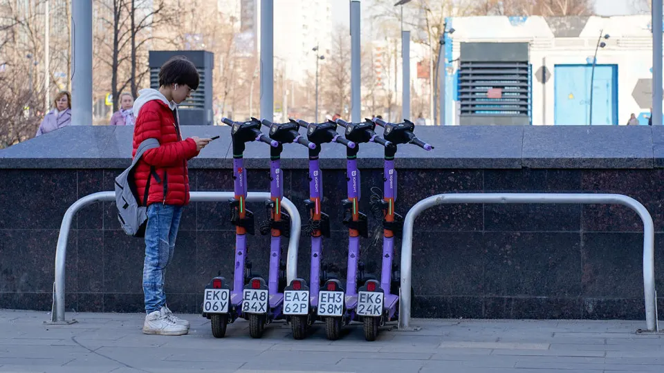 Столичный профильный вуз предложил разрешить аренду электросамокатов только через государственный мессенджер Max и использовать его для контроля как кикшеринга, так и частных владельцев СИМ.