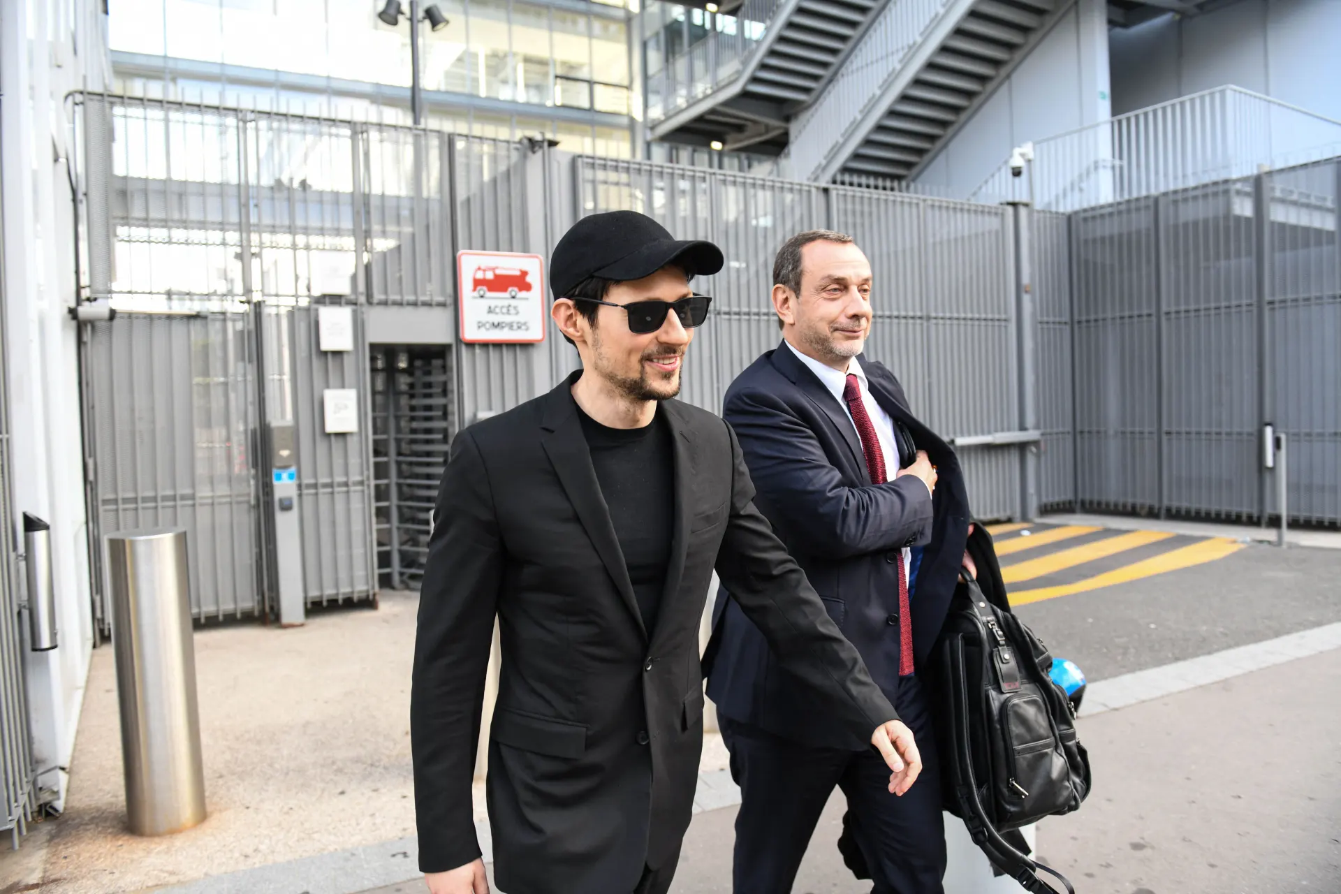 Основатель Telegram выложил в своем канале песню «Свой живой интернет», созданную с помощью нейросети. Композиция посвящена ограничениям в сети и обходу блокировок, а голос исполнителя полностью сгенерирован искусственным интеллектом.