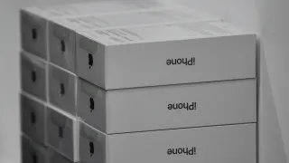 У крупных российских ритейлеров скопились нереализованные партии дорогих смартфонов Apple и Samsung. Из‑за падения спроса на электронику цены на флагманские модели уже снизились на десятки процентов, а продавцы распродают запасы с крупными скидками, чтобы «разморозить» вложенные средства.