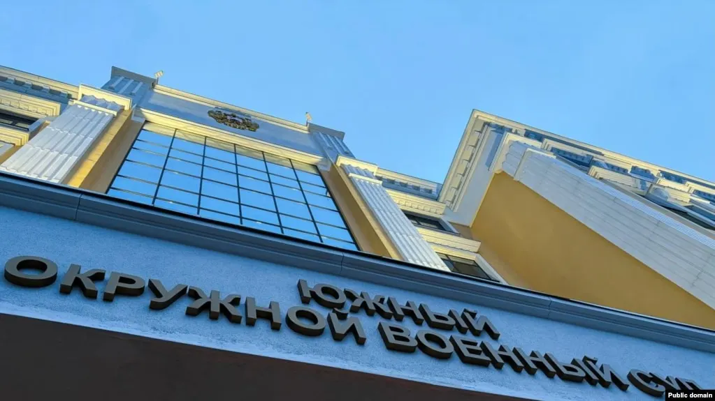 Южный окружной военный суд назначил трём молодым людям из Ростова-на-Дону сроки от восьми до десяти лет строгого режима по делу о подготовке поджога военкоматов. Максимальное наказание — 10 лет — получил 21‑летний Илья Кудинов.