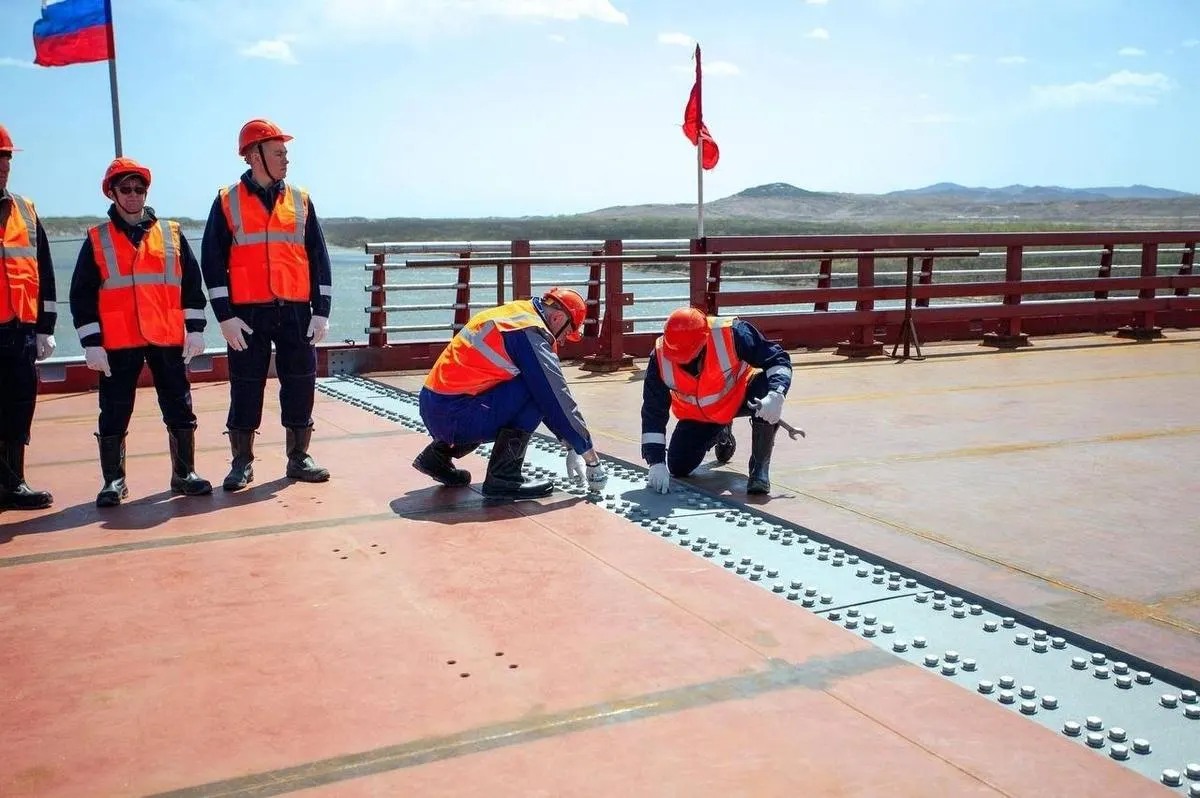 К июню 2026 года на границе России и КНДР планируют ввести в эксплуатацию новый мостовой переход через реку Туманная: объект протяженностью около 5 км должен обеспечить прямое автомобильное сообщение и увеличить пропускную способность пункта пропуска «Хасан».