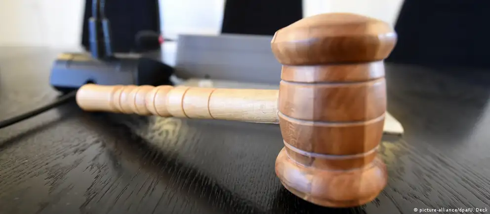 Советский районный суд Воронежа назначил 24-летнему Роману Мальцеву год исправительных работ по статье о демонстрации запрещённой символики; дело основано на рапорте сотрудника Центра «Э».