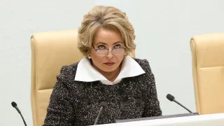 Спикер Совета Федерации Валентина Матвиенко заявила, что для преодоления депопуляции россиянам нужно переезжать из мегаполисов в малые города и села, строить большие дома, заводить многодетные семьи и массово высаживать цветы во дворах, на фоне рекордного падения рождаемости и естественной убыли населения.