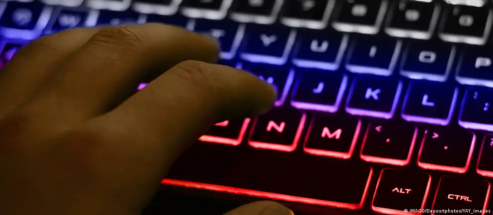 Минцифры разрабатывает меры, по которым использование VPN для доступа к запрещённым ресурсам будет считаться зарубежным трафиком и облагаться платой; сборы планируется ввести в первую очередь для мобильных сетей.