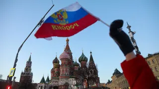 Объем просроченной дебиторской задолженности в российской экономике вырос до 8,2 трлн рублей — почти 4% ВВП. Больше всего страдают обрабатывающая промышленность и торговля, а ключевым фактором бизнеса называют рост налоговой нагрузки и снижение бюджетных расходов.