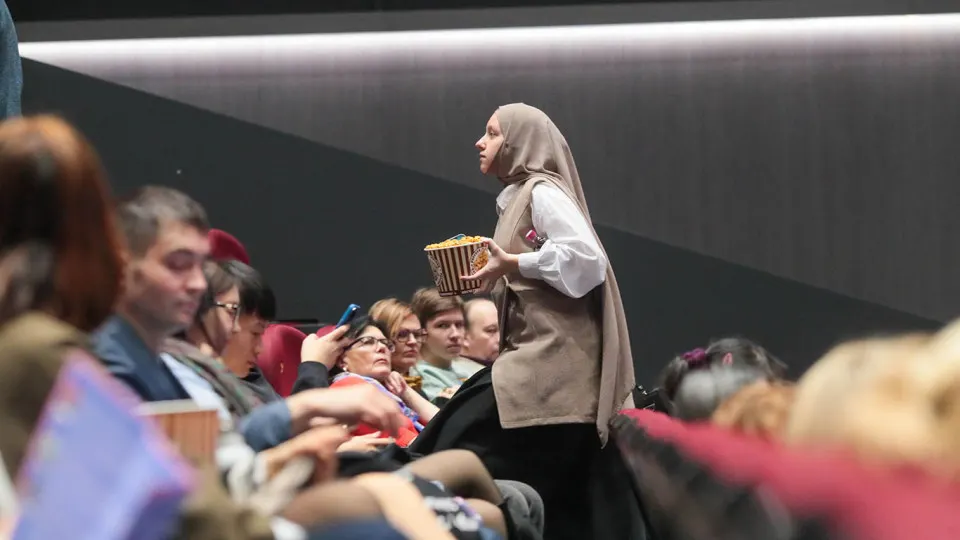 Ассоциация владельцев кинотеатров и ряд российских кинокомпаний выступили за временную приостановку показов иностранных фильмов без прав и прокатных удостоверений в период с 30 апреля по 11 мая, чтобы поддержать отечественные релизы.