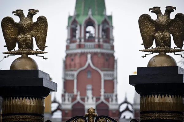 В начале некоторых фильмов на российских онлайн‑платформах стали показывать предупреждения о том, что из картин удалены или скрыты фрагменты в связи с цензурой и требованиями закона.