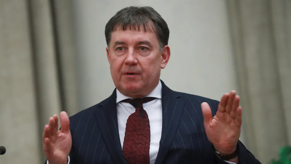 Мосгорсуд оставил в силе решение о национализации имущества бывшего председателя Совета судей России Виктора Момотова, у которого изъяли сеть отелей и десятки объектов недвижимости на сумму около 9 млрд рублей из‑за подозрений в коррупции и связях с криминальными структурами.