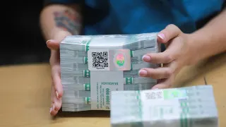 За одну неделю объем наличных в обращении подскочил почти на 240 млрд рублей, а всего с начала апреля — примерно на 470 млрд. Эксперты связывают рост спроса на бумажные деньги с перебоями мобильного интернета и планами усилить налоговый контроль за переводами на карты.