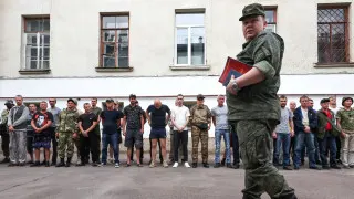 Минобороны подготовило поправки, позволяющие проверять военнослужащих на алкогольное опьянение прямо в воинских частях и зоне боевых действий без обязательной доставки в медучреждение.
