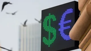 Официальный курс доллара опустился до минимума с февраля 2023 года, рублю помогает рост цен на нефть и временная приостановка бюджетного правила.