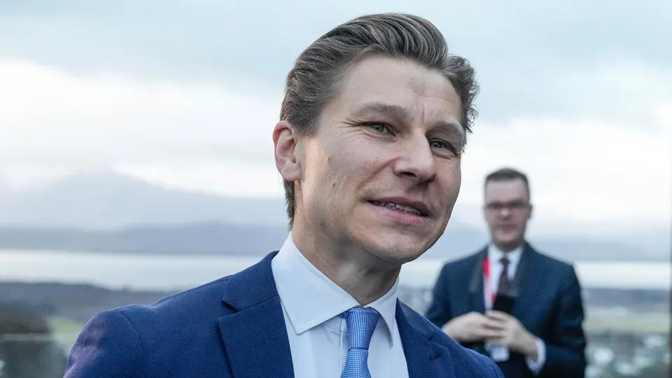 Правительство Финляндии представило парламенту законопроект, снимающий запрет на ввоз, транспортировку, поставку и хранение ядерного оружия в стране для целей собственной и коллективной обороны в рамках НАТО, при сохранении уголовной ответственности за разработку и производство ядерных устройств.