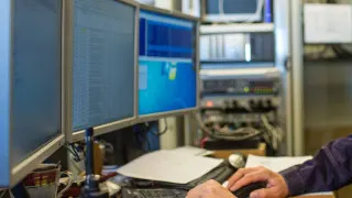 Минцифры подготовило поправки в КоАП, предусматривающие штрафы для ведомств и госкомпаний за несвоевременный переход на отечественное ПО и оборудование на объектах критической инфраструктуры к 2030 году.