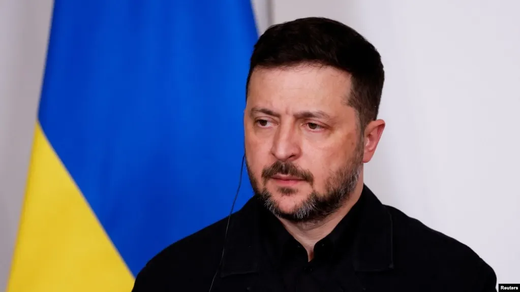 Президент Украины заявил, что инициативу о прекращении огня в период празднования Дня Победы могут использовать, чтобы обеспечить безопасность парада в Москве, и отметил поддержку только тех перемирий, которые защищают гражданских и способствуют обмену пленными.