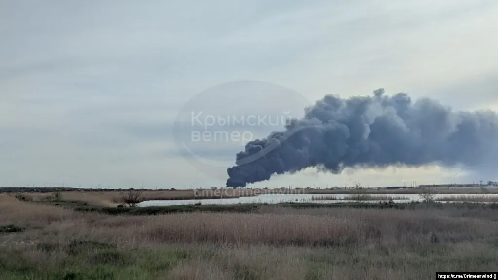 В Самарской и Нижегородской областях, Крыму и Туапсе ночью были зафиксированы атаки беспилотников по промышленным и энергетическим объектам, сообщается о гибели человека, раненых и крупном пожаре на нефтеперерабатывающих мощностях.