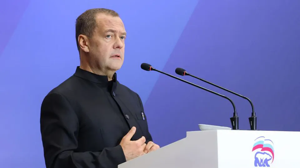 Заместитель председателя Совета безопасности Дмитрий Медведев предупредил о реальной возможности ядерного апокалипсиса, заявил о необходимости готовности и напомнил о российской ядерной триаде на фоне истечения СНВ‑III и нарастающей напряжённости в мире.