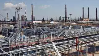 Атаки беспилотников по объектам в Краснодарском крае, Самарской, Нижегородской, Саратовской и Ленинградской областях привели к остановке переработки нефти на ряде крупных российских заводов и нарушили отгрузку нефтепродуктов.