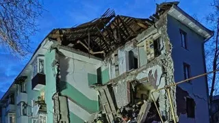 В Сызрани во время массированной атаки беспилотников один из дронов попал в жилую многоэтажку, частично обрушив подъезд. Из-под завалов спасены 11 человек, среди них двое детей; параллельно в городе и других регионах фиксировались новые атаки БПЛА и ограничения работы аэропортов.