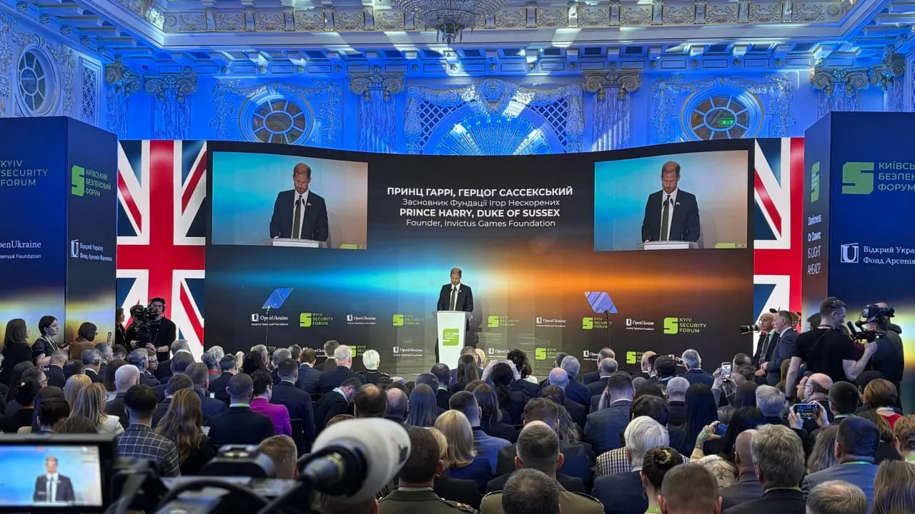 Во время визита в Киев принц Гарри заявил, что прибыл как частное лицо и друг Украины, обратился к Владимиру Путину с призывом остановить войну и напомнил США об их обещаниях по защите украинских границ после отказа Киева от ядерного оружия.