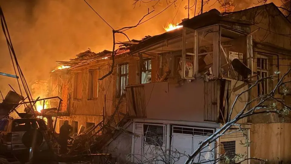 В результате ночного удара российских беспилотников по Одессе погибли два человека, пострадали 15 жителей, повреждены жилые дома, проводится эвакуация и спасательные работы.