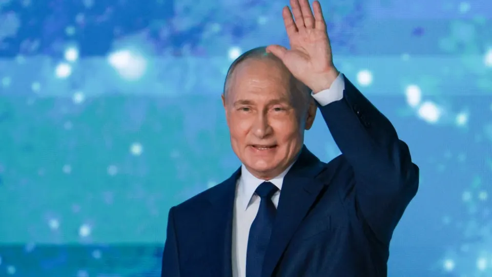 Президент Владимир Путин заявил, что при ограничениях мобильного интернета в связи с мероприятиями по предотвращению терактов россиянам должны оставаться доступны госуслуги, платежные системы и запись к врачу, а граждан необходимо заранее информировать об отключениях.