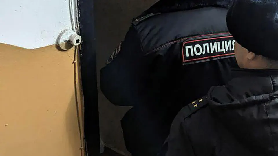 ФСБ задержала двоих подозреваемых после того, как у квартир трёх сотрудников Роскомнадзора обнаружили молотки с коричневой жидкостью. По факту возбуждено дело о хулиганстве; один из задержанных — несовершеннолетний. Инцидент произошёл на фоне масштабной блокировки Telegram и резкого роста скачиваний VPN.