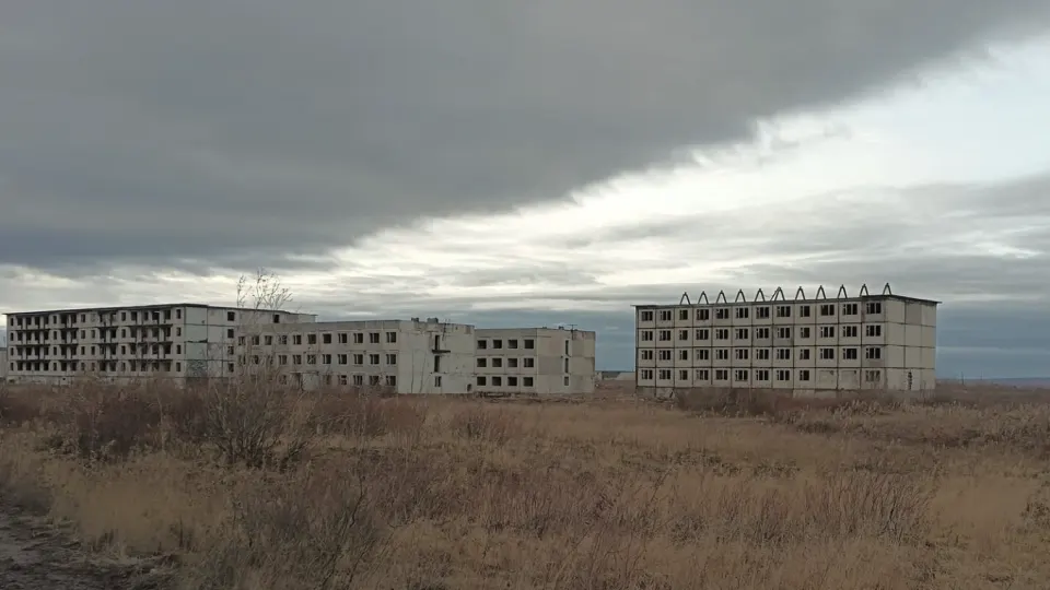 Несмотря на усиление пропаганды многодетности, ограничения абортов и курс на «традиционные ценности», число рождений в России продолжает падать и обновляет исторические минимумы, тогда как власти продвигают новую демографическую стратегию «семейноцентризма».