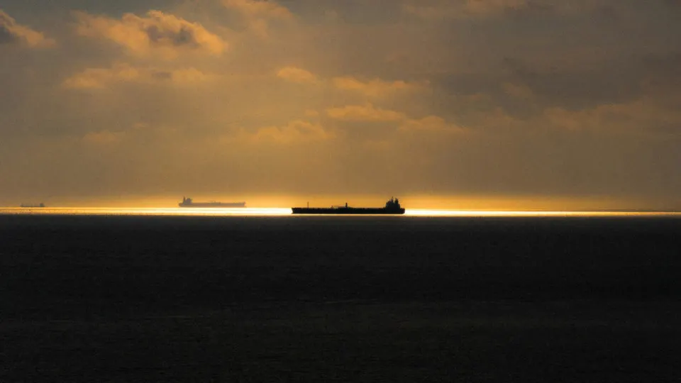 После досмотров в территориальных водах Швеции российские подсанкционные танкеры начали обходить побережье королевства и выбирать более протяжённые маршруты через Балтийское море и вокруг Британских островов, что повышает расходы и риски перевозок нефти.