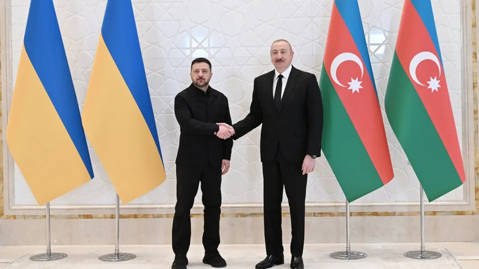 Президенты Украины и Азербайджана на встрече в Габале подтвердили взаимную поддержку суверенитета и территориальной целостности, договорились о развитии совместного оборонно-промышленного производства и обсудили возможность проведения новых трехсторонних мирных переговоров с участием США и России.
