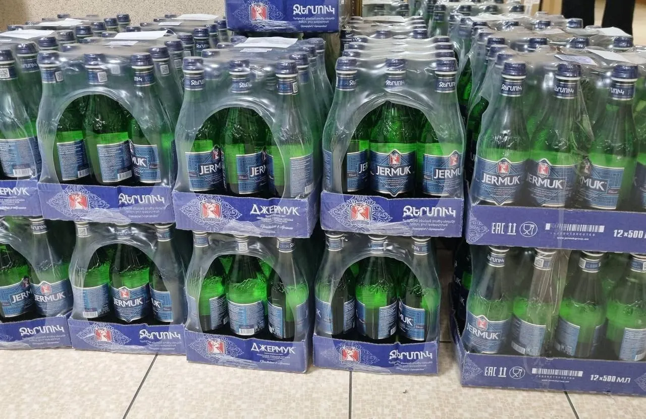 Продажи около 37 миллионов бутылок армянской воды приостановлены: продукция не соответствует требованиям, отгрузки и реализация запрещены до получения разрешения.