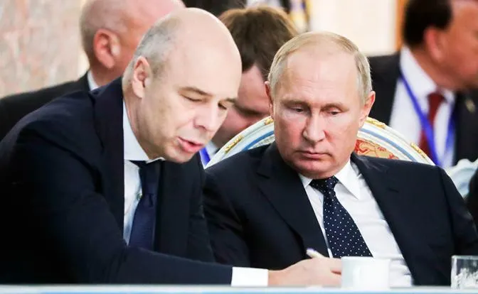 Депутат Госдумы Юрий Афонин заявляет, что Минфин фактически признал, что не сможет исполнить представленный им бюджет. Дефицит достиг 5,9 трлн рублей, власти объявляют о корректировке и перераспределении расходов.