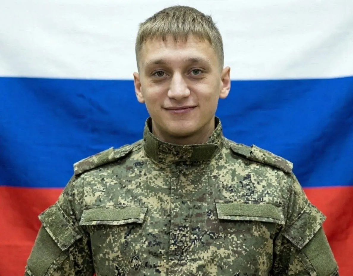 23‑летний студент из Бурятии заключил контракт с Минобороны и после трёх месяцев службы, пройдя обучение оператором БПЛА, погиб под Луганском — это первый подтверждённый случай среди студентов, завербованных в новый род войск.