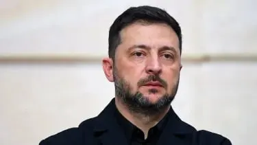 Президент Украины заявил, что российские силы не соблюдают перемирие — за последние сутки зафиксировано более 150 штурмовых действий, сотни обстрелов и почти 10 тысяч ударов дронами-камикадзе. Киев пока воздерживается от дальнобойных ответов, но обещает зеркальную реакцию.