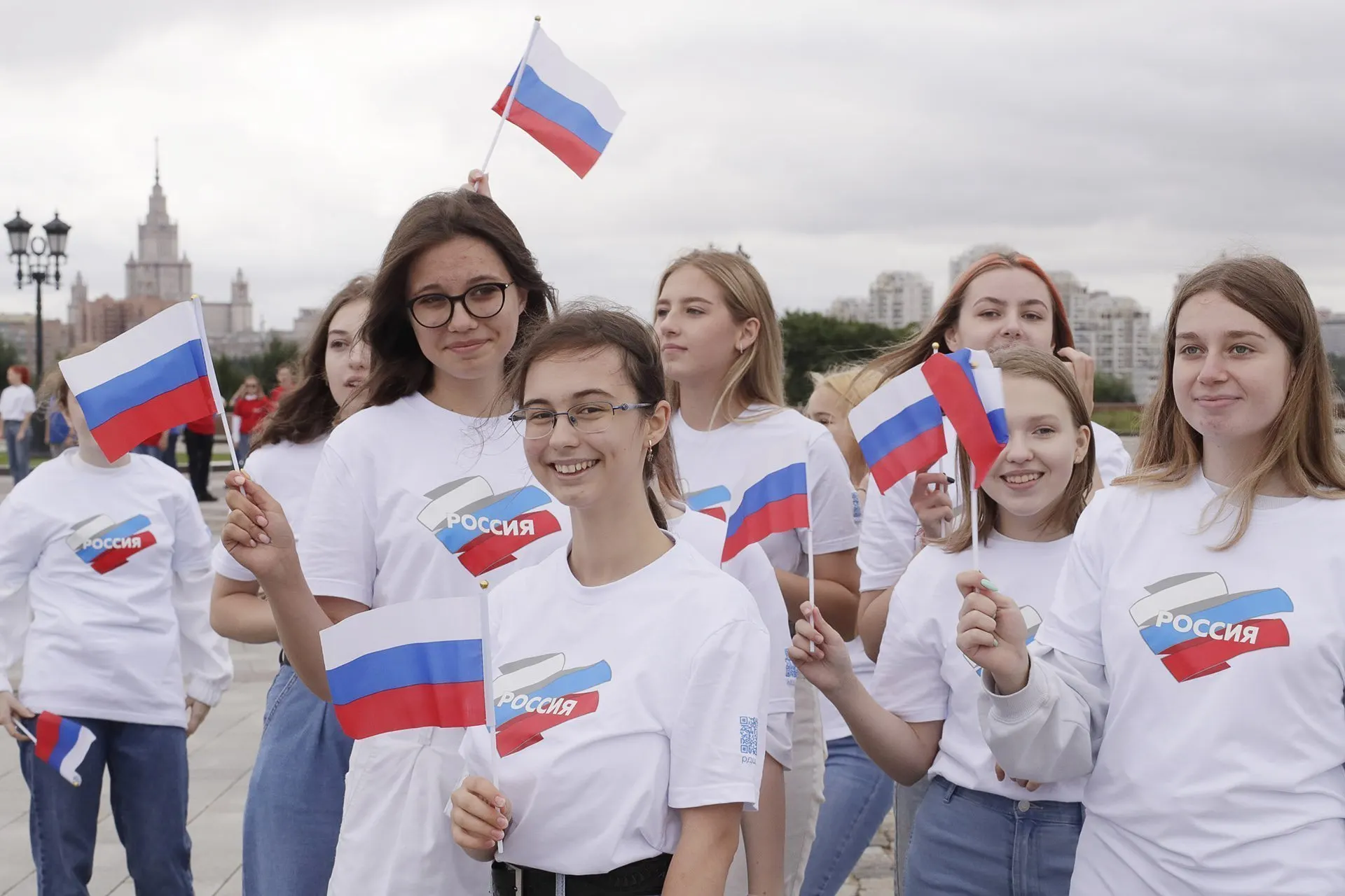Госпроекты по патриотическому воспитанию молодёжи получили сотни миллиардов на 2025–2030 годы, но эксперты ставят под вопрос корректность показателей, по которым оценивают «охваты» и влияние контента.
