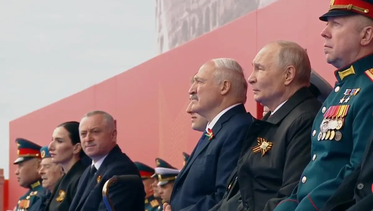Президент назвал День Победы «священным праздником», связал подвиг победителей с действиями современных воинов СВО; на трибуне рядом с ним впервые сел участник «СВО».