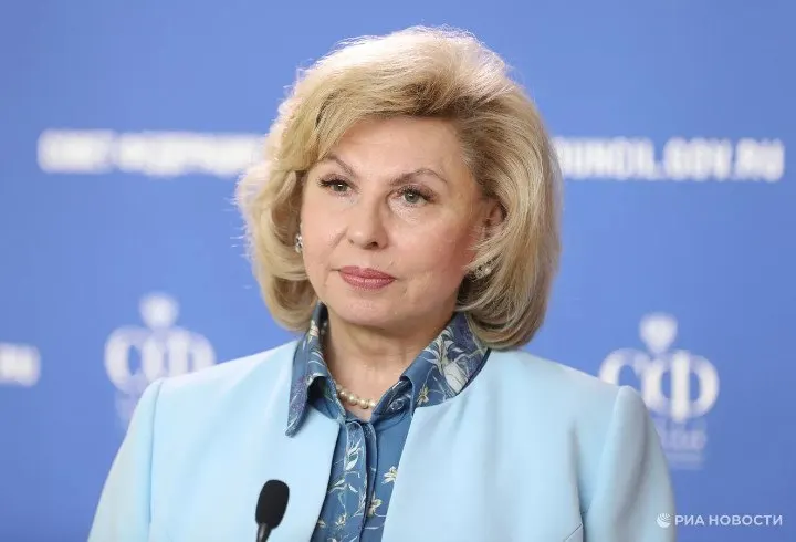 Татьяна Москалькова уходит после двух пятилетних сроков; её полномочия формально истекли в апреле 2026 года. На голосовании в Госдуме рассматриваются кандидаты, в том числе Яна Лантратова, Артём Прокофьев и Иван Сухарев.
