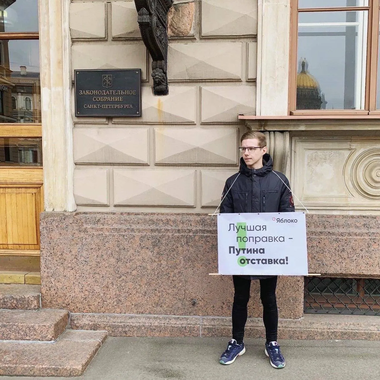 Он сообщил, что стал фигурантом федерального розыска. Ранее Минюст внес его в реестр «иностранных агентов», на журналиста также наложены административные штрафы.
