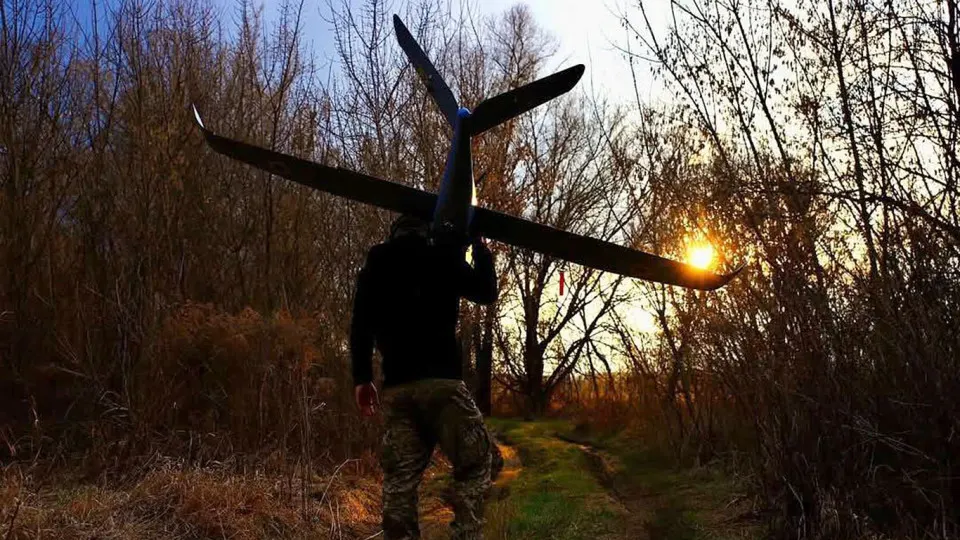 Рост производства и совершенствование беспилотников позволили Украине значительно увеличить число атак на российские системы ПВО, склады и энергетические объекты, что создает новые угрозы для снабжения войск и критической инфраструктуры.