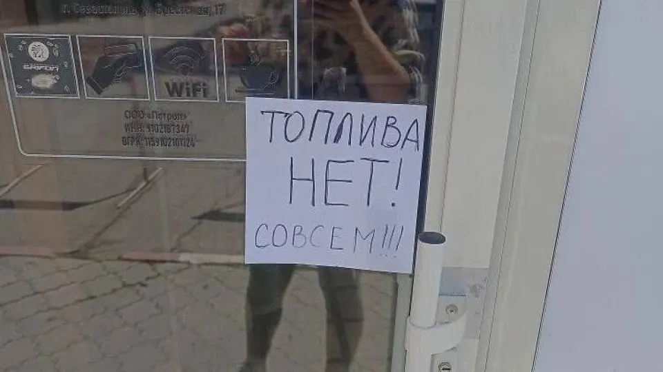 С 31 мая в Крыму вводятся талоны на бензин марки АИ‑95 и ограничение розничной продажи АИ‑92 до 20 л на одно ТС. Ограничения связаны с остановками НПЗ и нарушением логистики.