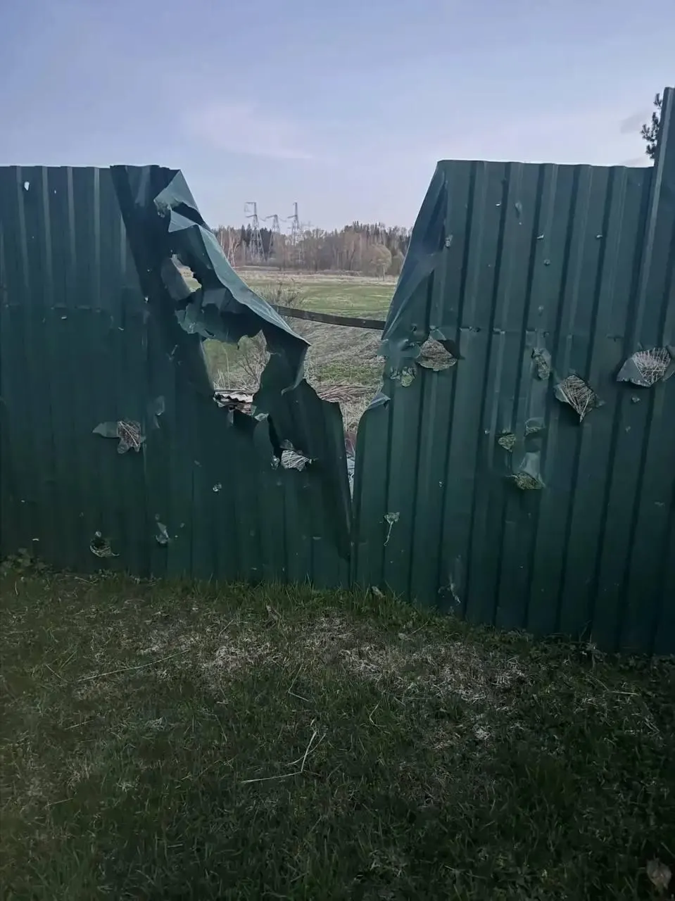 В Волоколамском округе Подмосковья погиб 77‑летний мужчина после атаки беспилотников. В Ленинградской области, по данным губернатора, отражены около 60 дронов; всего Минобороны сообщает о более чем 330 сбитых аппаратах.