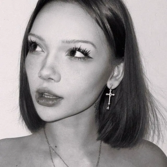 Женщина, отбывшая 15 суток, рассказала, что её под давлением заставили записать на видео признания о подготовке покушений. ФСБ позже объявила о возбуждении уголовного дела и задержании нескольких человек в разных городах.