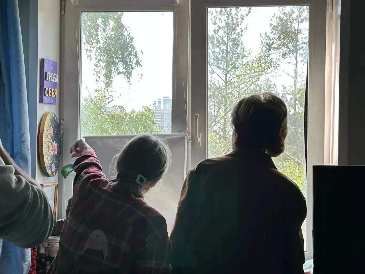 Ночью в Московской области несколько беспилотников поразили жилые дома: в Химках дрон врезался в частный дом — есть погибшая и раненый; также повреждены квартиры и зафиксированы пожары. В районе Шереметьево обнаружены обломки, по стране за ночь сбито 555 БПЛА.