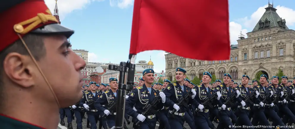 В ряде городов России парад в честь Дня Победы пройдёт в усечённом формате или вообще отменён. Власти ссылаются на угрозы безопасности, эксперты указывают на мобилизацию техники и политическое значение мероприятия.