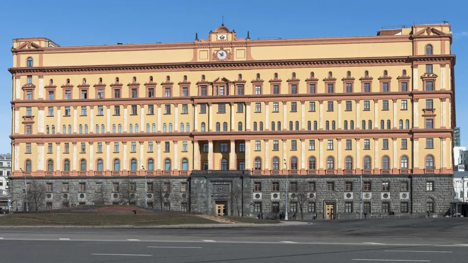 Руководство Погранслужбы ФСБ заявило о нарушениях со стороны Финляндии и Эстонии — от инженерных заграждений до пересмотра водных границ. Ведомство считает, что эти меры создают риски для безопасности и вынуждают готовиться к разным сценариям развития событий.