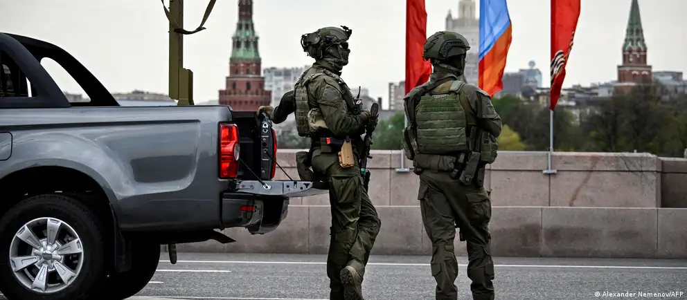 Власти отозвали приглашения зарубежных СМИ на торжества на Красной площади. Парад пройдёт в сокращённом формате без военной техники на фоне угроз и серий атак дронов.